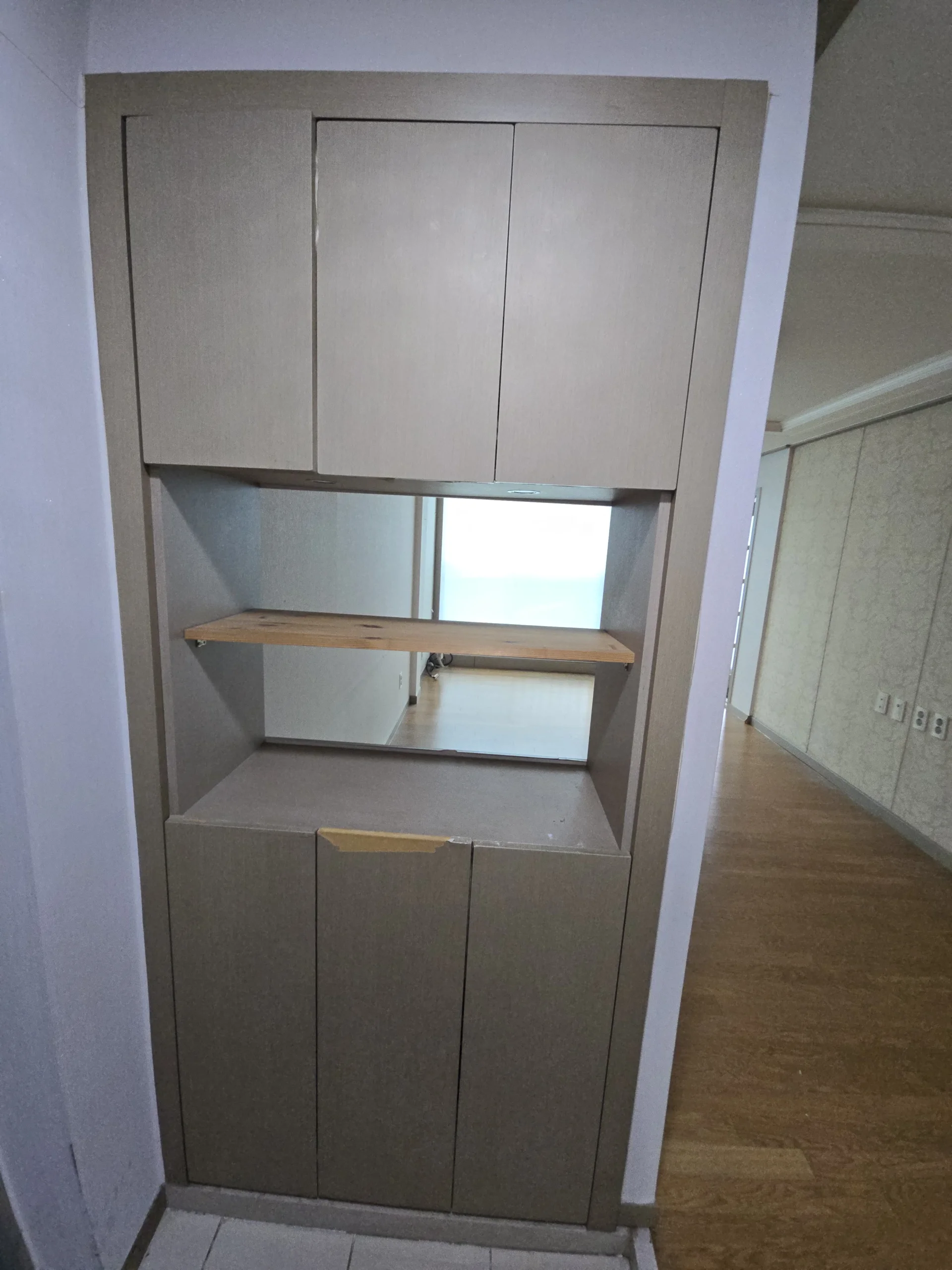 신발장리폼 오픈 진열장과 거울 마감이 함께 구성된 완성 현장